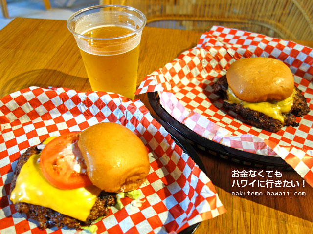 ワイキキフードホールのチーズバーガー