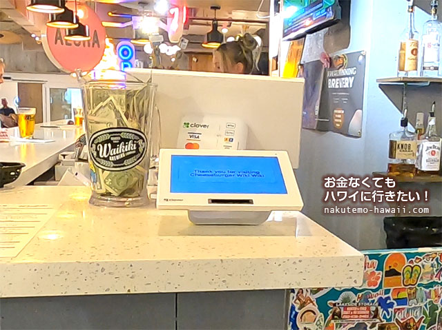 ワイキキフードホールのチーズバーガー